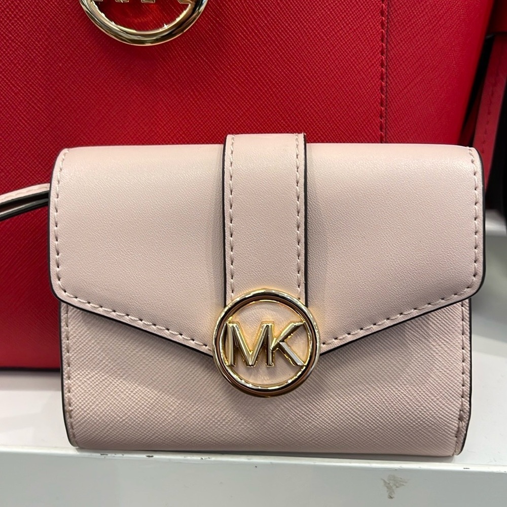 MICHAEL KORS
Carmen Medium Faux Leather Wallet
Powder Blush
NWT - Picture 5 of 16